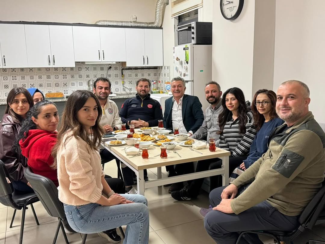 Almus Belediye Başkanı Bekir Özer, 112 Acil Sağlık Hizmetleri Haftası'nda Sağlık Çalışanlarını Ziyaret Etti