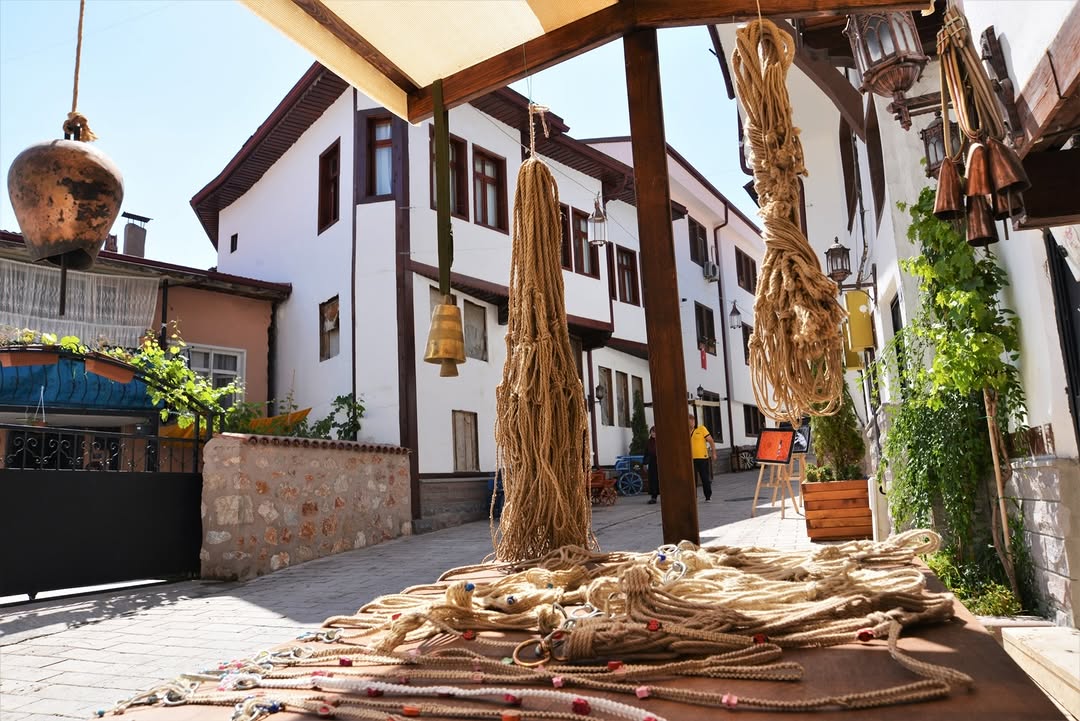 Tokat Belediyesi'nden Tarih Kokan Sokaklarda Hizmet Devam Ediyor