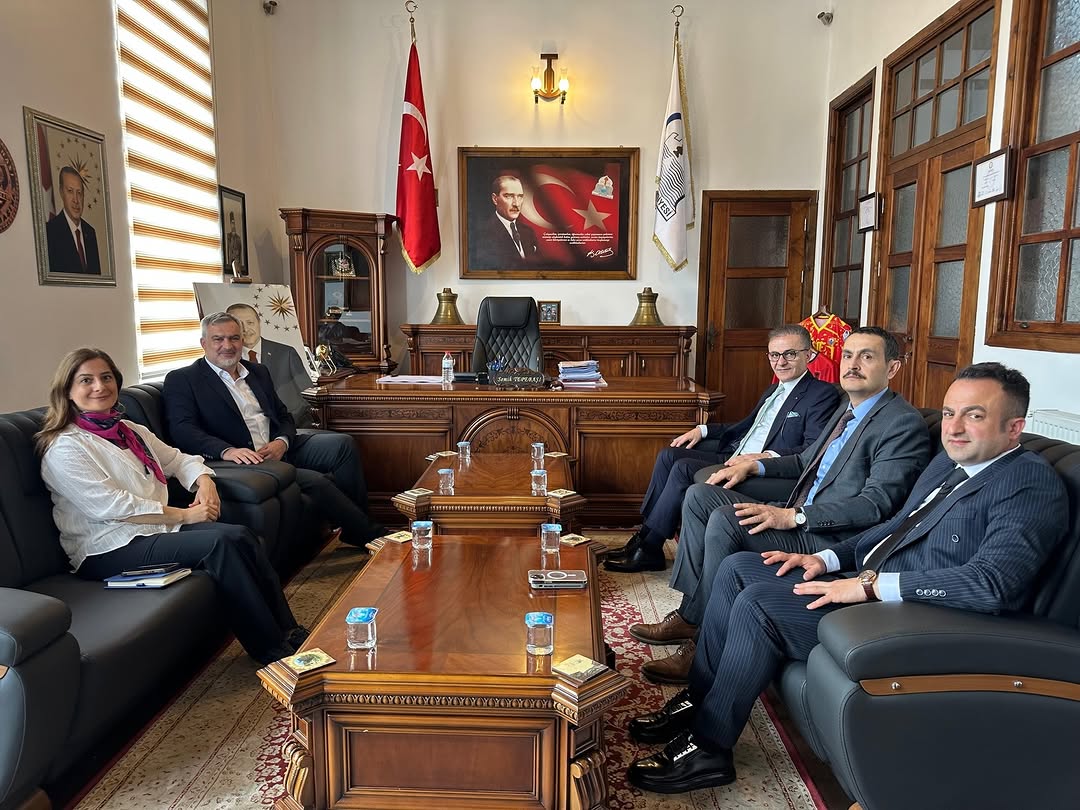 Belediye Başkanı Semih Tepebaşı, İller Bankası ve Niksar ÇEDAŞ Yetkilileriyle Bir Araya Geldi