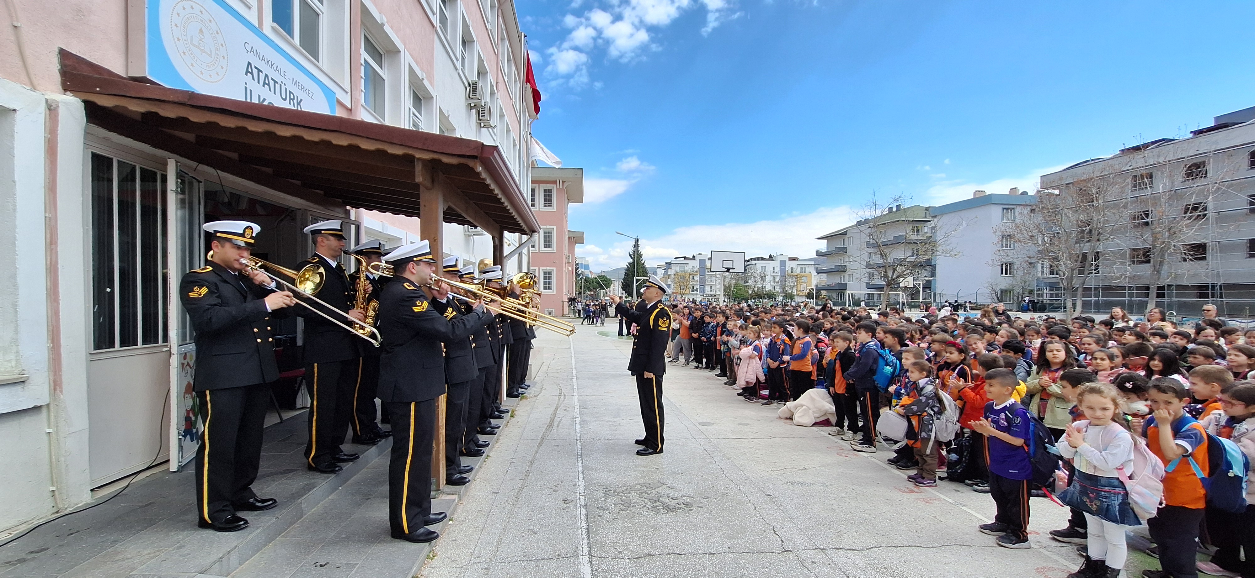 Çanakkale'de Mehmetçik'ten konser ve bayrak töreni