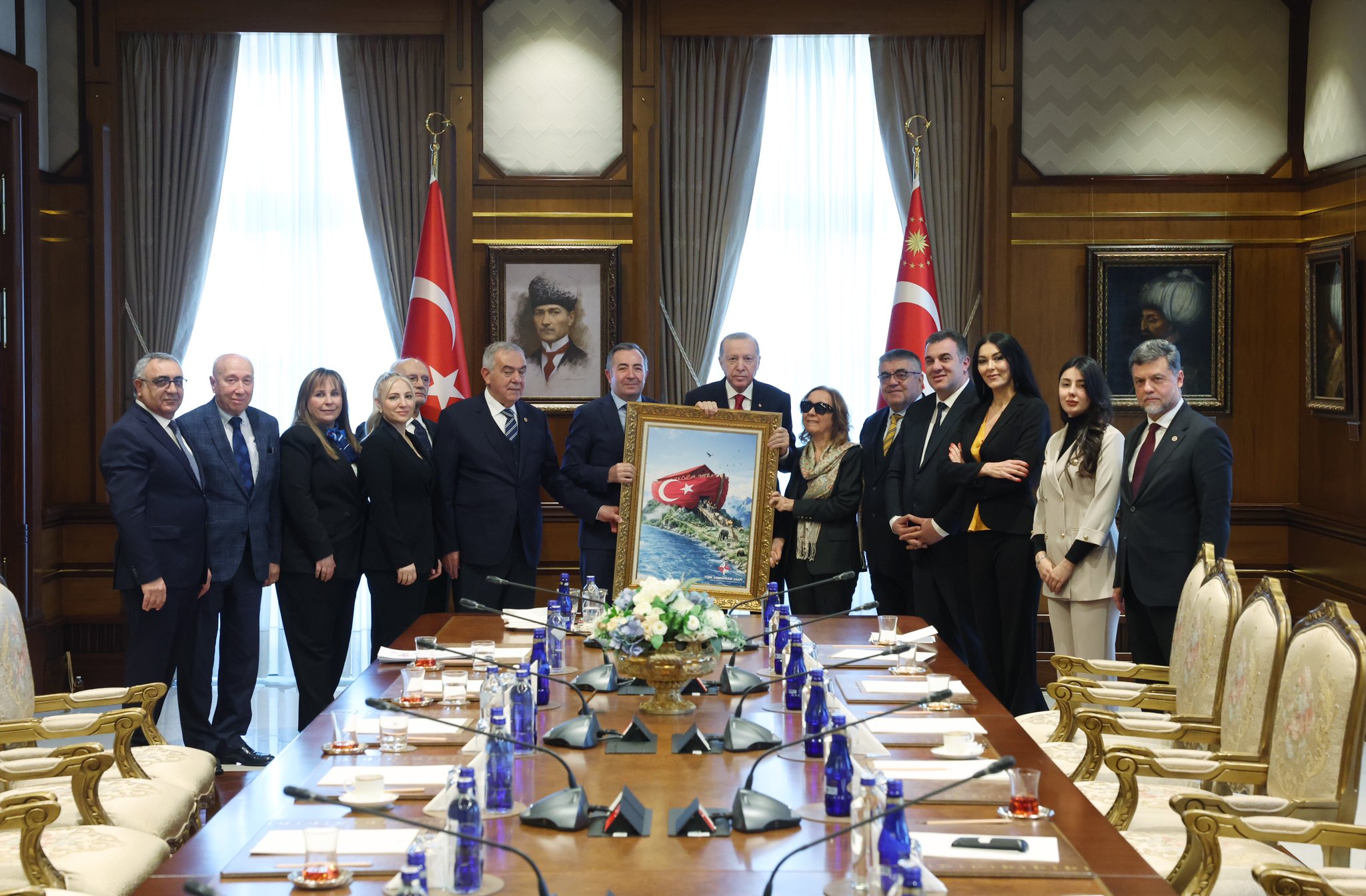 Cumhurbaşkanı Erdoğan, Türk Demokrasi Vakfı Heyetini Ağırladı