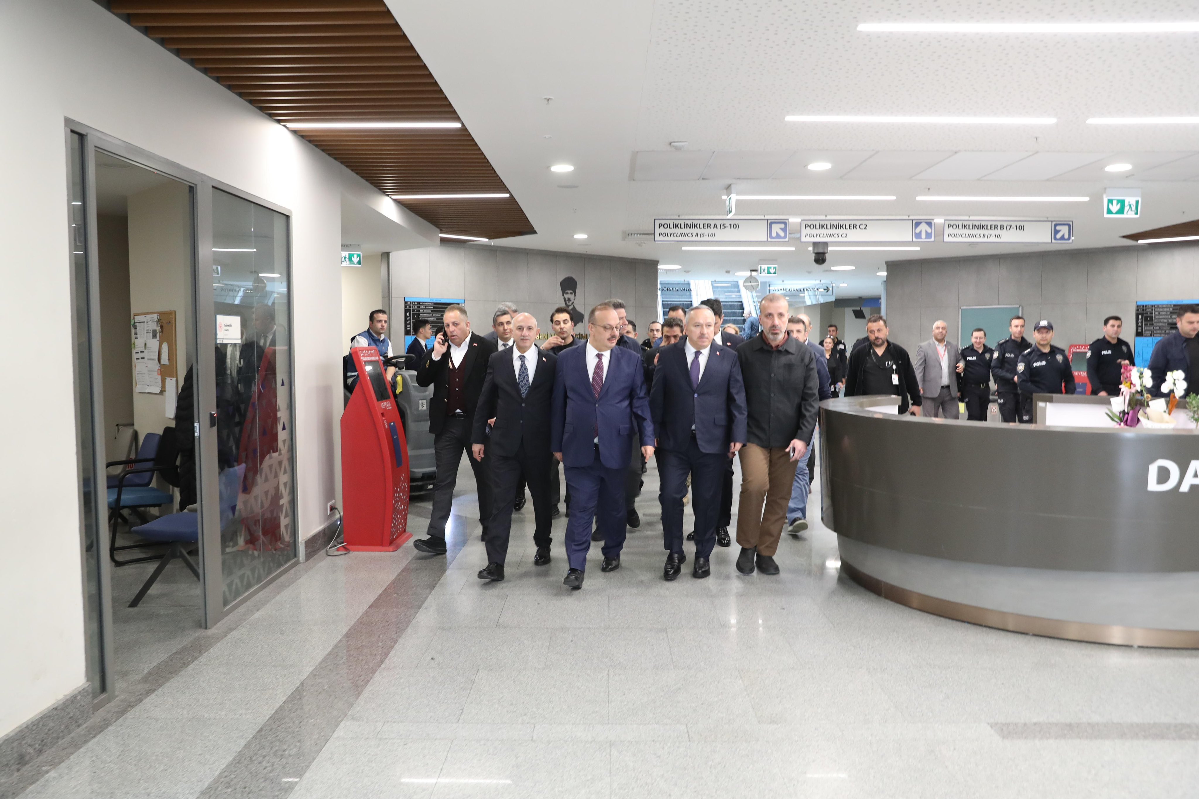 Vali Canbolat, yaralı polis memurunu ziyaret etti