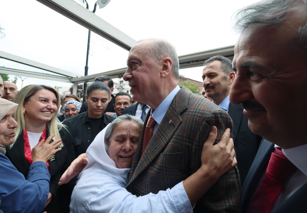 Cumhurbaşkanı Erdoğan Edirne'de vatandaşlarla çay içti
